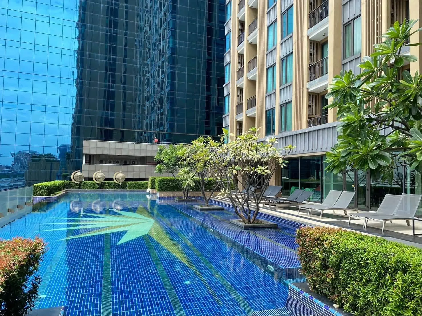 🏳️ Equinox condo