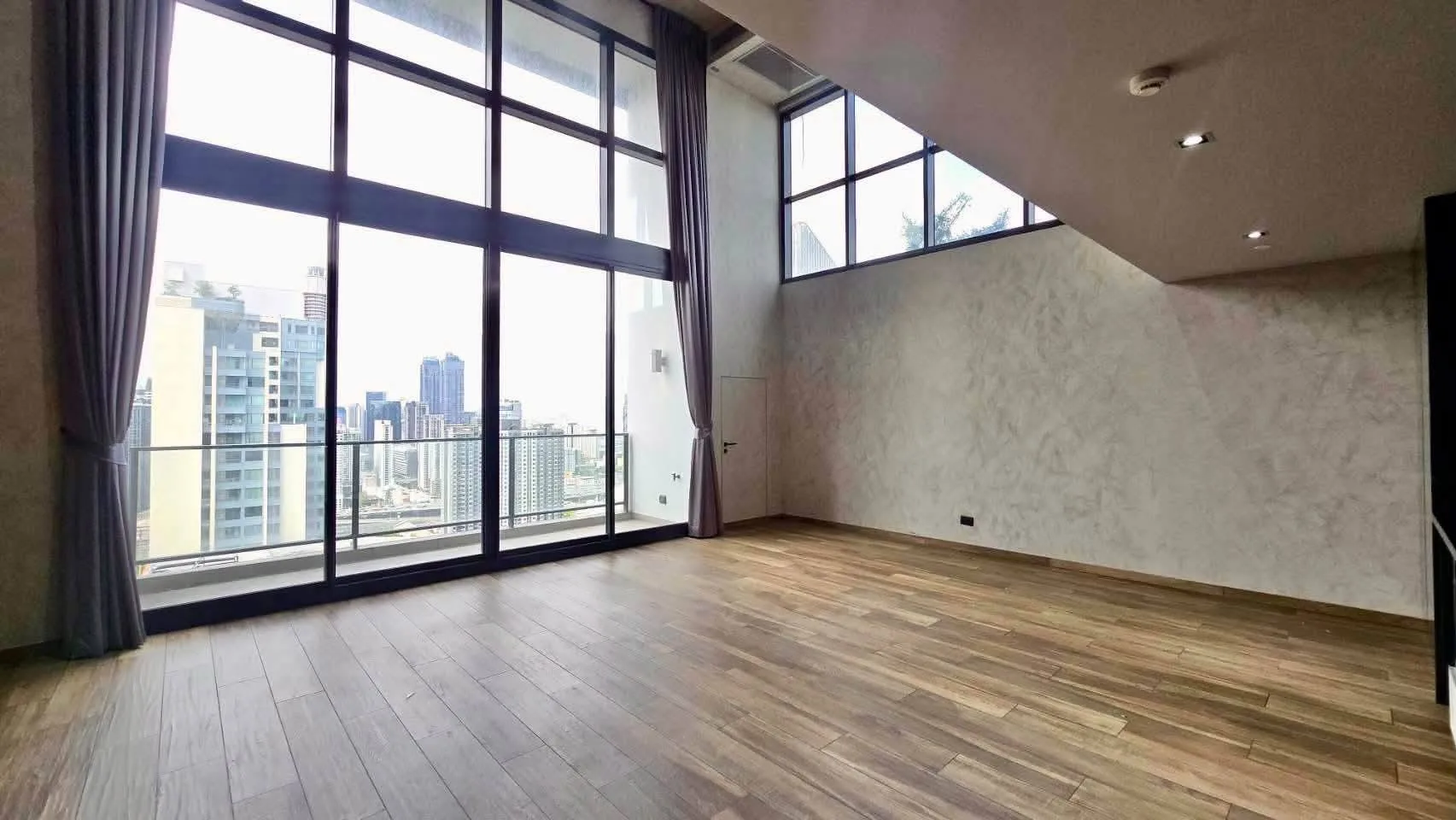 The Lofts Asoke duplex 1 Bedroom for rent