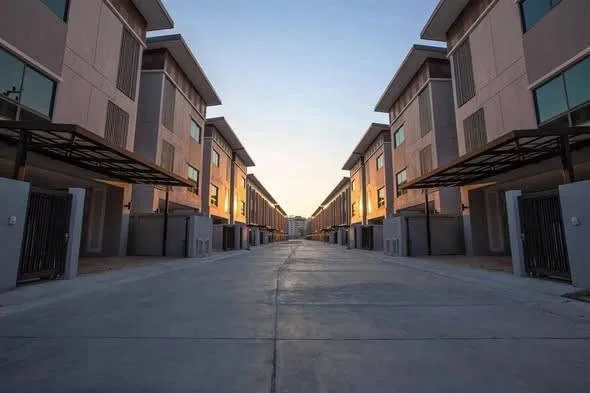 Huai Khwang | 3+1 Bedroom Townhouse for Rent