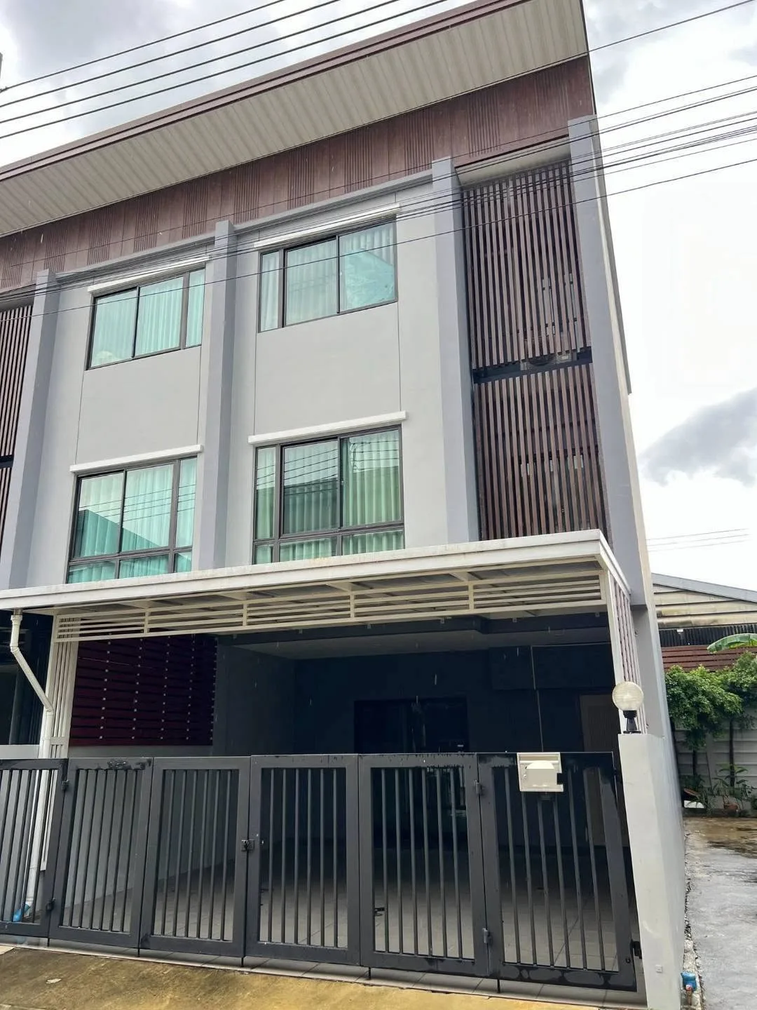 Huai Khwang | 3+1 Bedroom Townhouse for Rent