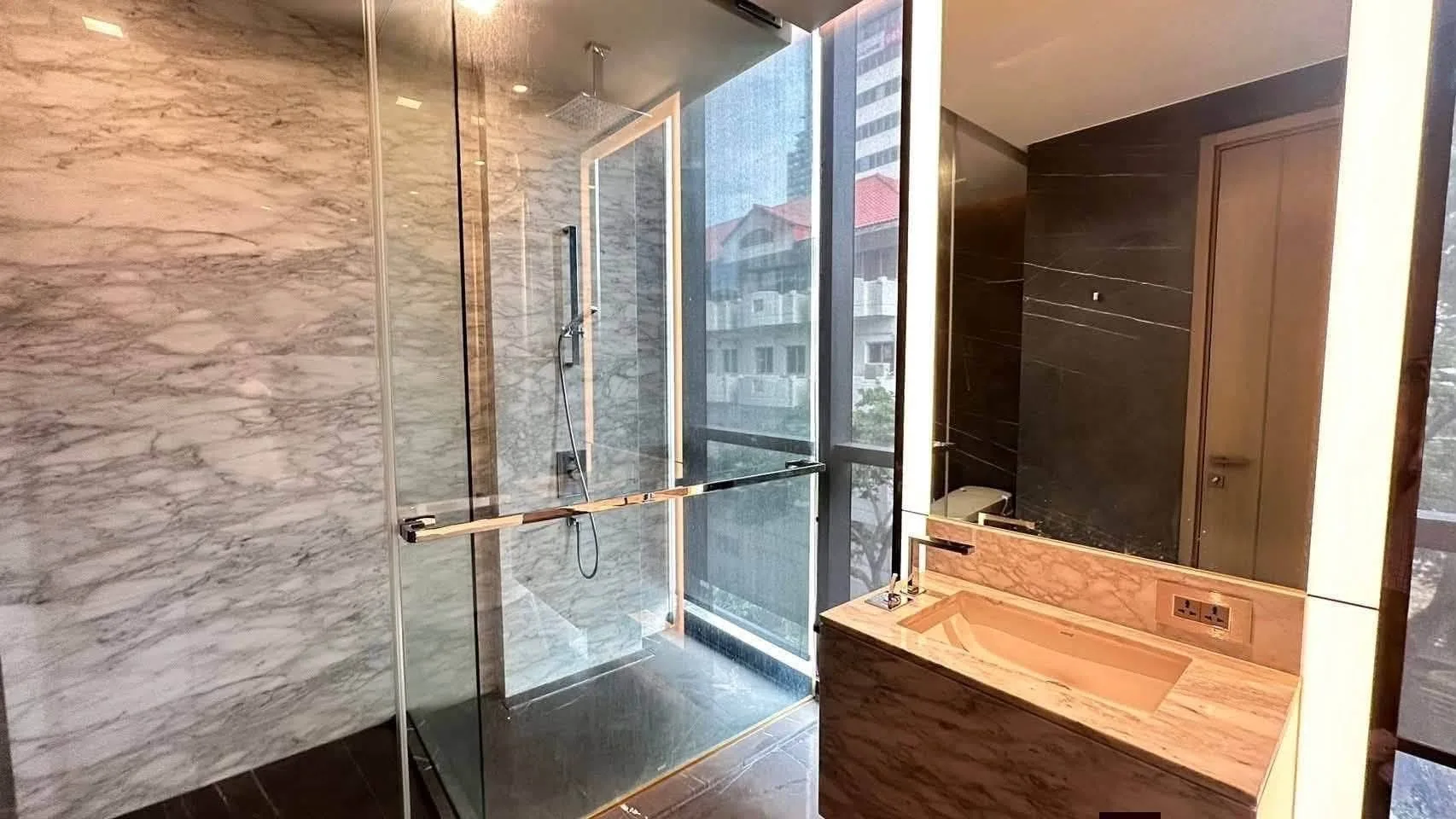 - 𝗟𝘂𝘅𝘂𝗿𝘆 𝟮 𝗕𝗲𝗱𝗿𝗼𝗼𝗺𝘀 at 𝗧𝗵𝗲 𝗠𝗼𝗻𝘂𝗺𝗲𝗻𝘁 𝗧𝗵𝗼𝗻𝗴𝗹𝗼𝗿 - 𝗥𝗼𝗼𝗺 𝗖𝗼𝗱𝗲 - 2946